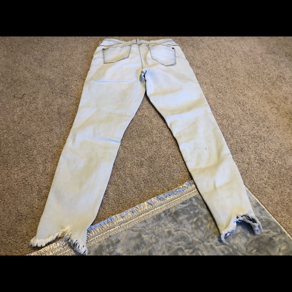 No Boundaries skinny legged distressed jeans